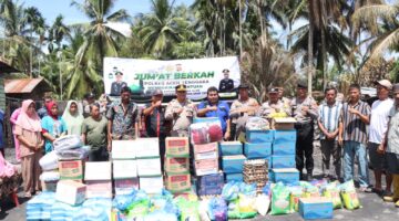 Jumat Berkah, Kapolres Aceh Tenggara dan Bhayangkari Salurkan Bantuan untuk Korban Kebakaran di Kute Bakhti